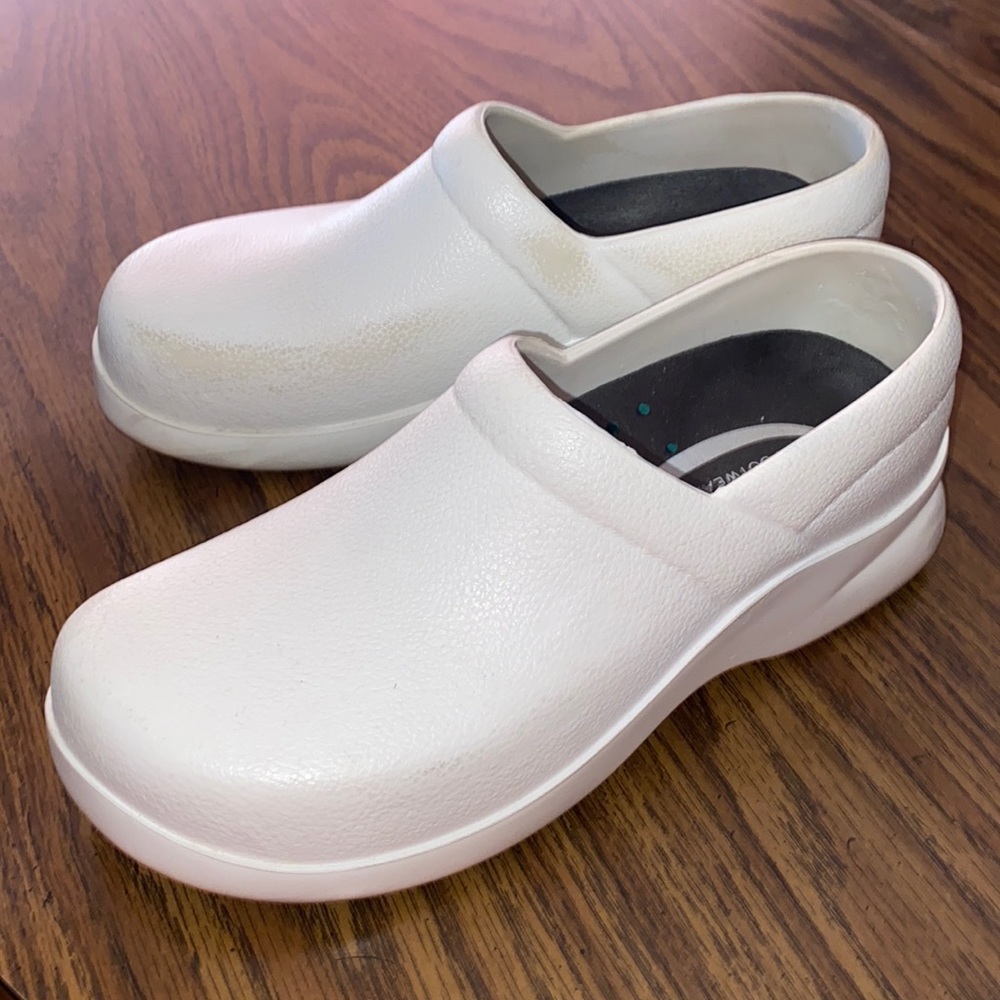 White Klogs